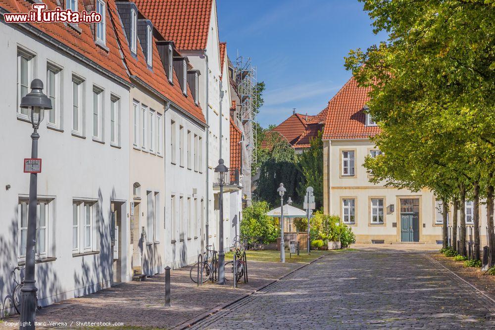 Immagine Uno scorcio di Osnabruck con le sue case bianche affaciate sulla stradina di ciottoli, Bassa Sassonia, Germania - © Marc Venema / Shutterstock.com