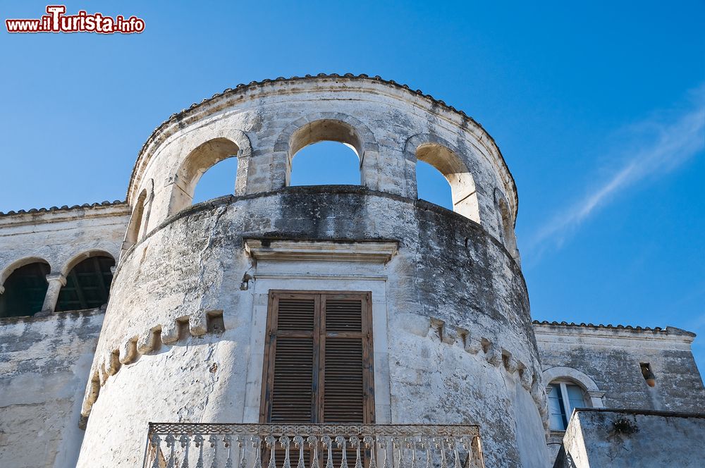 Immagine Uno scorcio di Palazzo Catapano a Rutigliano, Puglia. E' uno degli edifici storici di questo borgo della Puglia caratterizzato da un superbo torrione con loggia e archi.