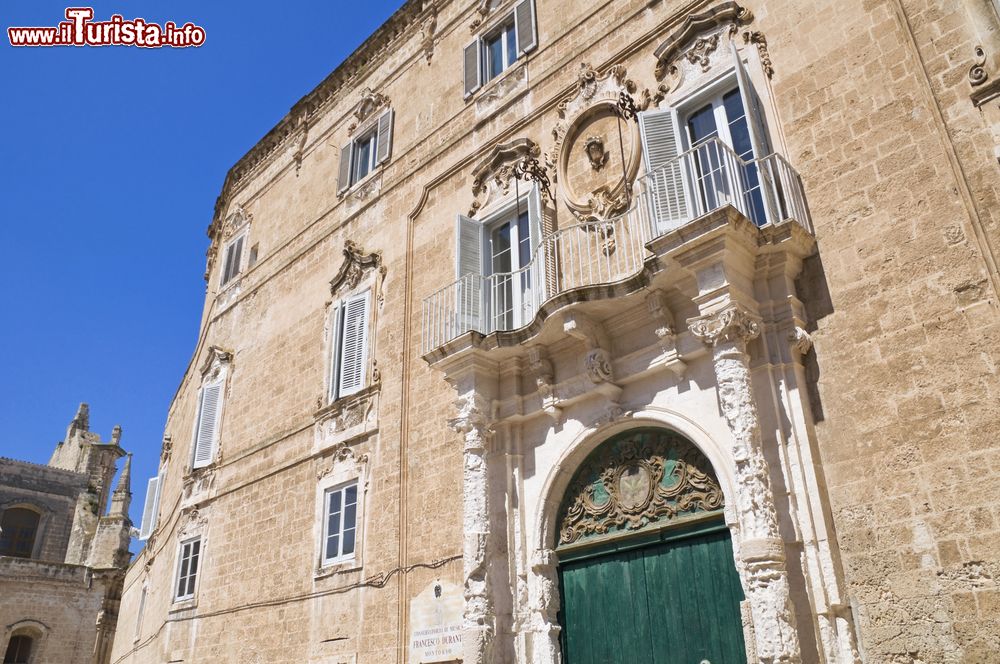 Immagine Uno scorcio di Palazzo Palmieri a Monopoli, Puglia. Questo maestoso edificio in stile barocco di fine '700 si presenta con stanze affrescate e una cappella privata al piano nobiliare.