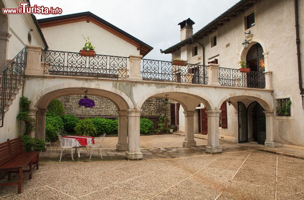 Immagine Uno scorcio di Palazzo Scolari in centro a Polcenigo, Pordenone