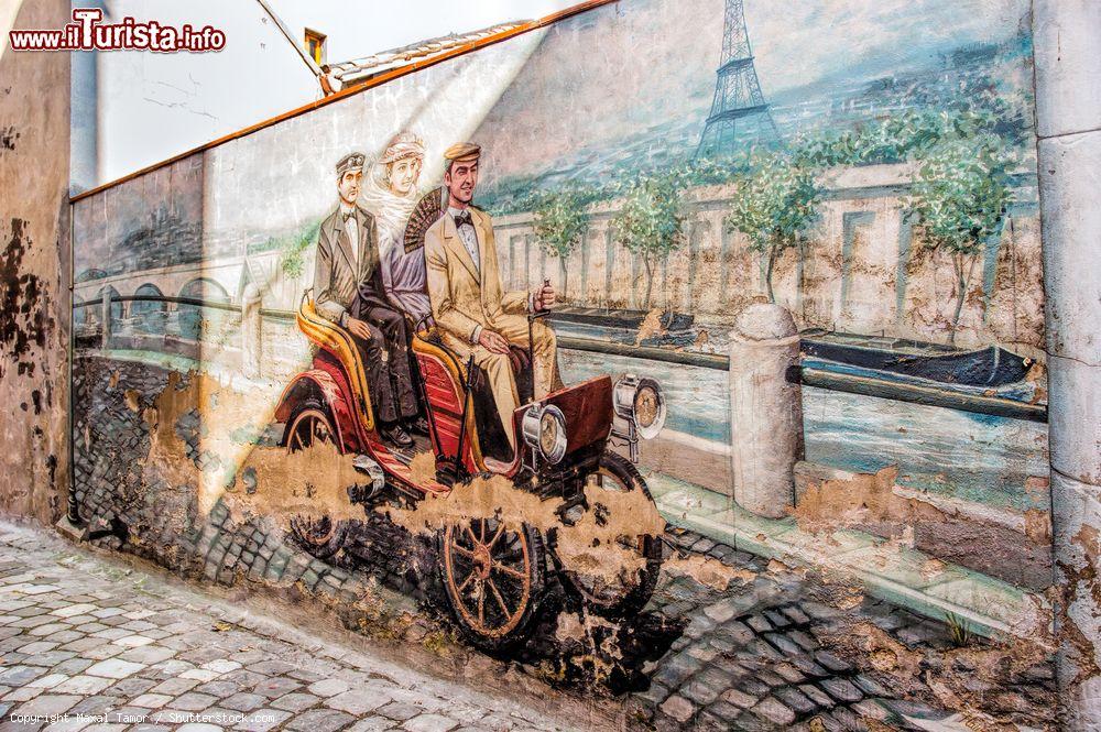 Immagine Uno scorcio di Parigi in un murales di Saludecio in Romagna - © Maxal Tamor / Shutterstock.com