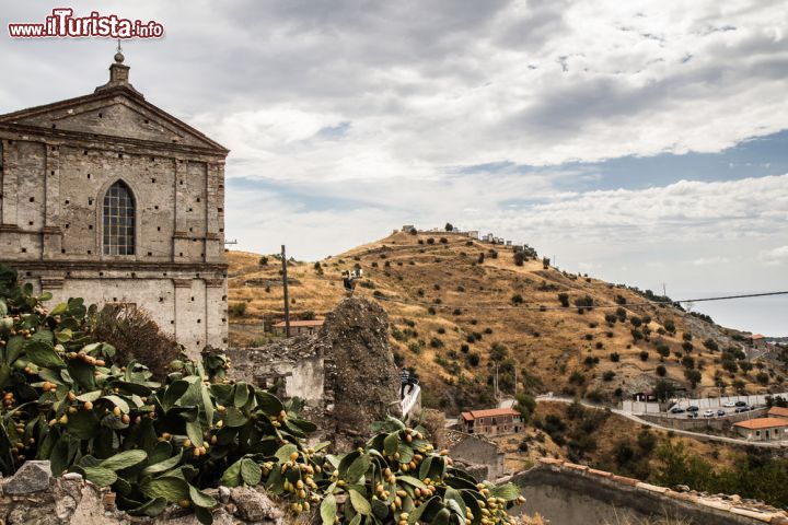 Immagine Uno scorcio di Pentedattilo una specie di città fantasma della Calabria - © Belfry / Shutterstock.com
