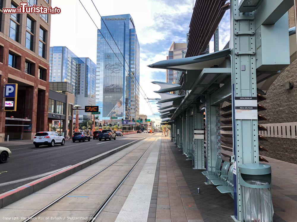 Immagine Uno scorcio di Phoenix (Arizona) con la 3rd Street e Washington deserte - © You Touch Pix of EuToch / Shutterstock.com