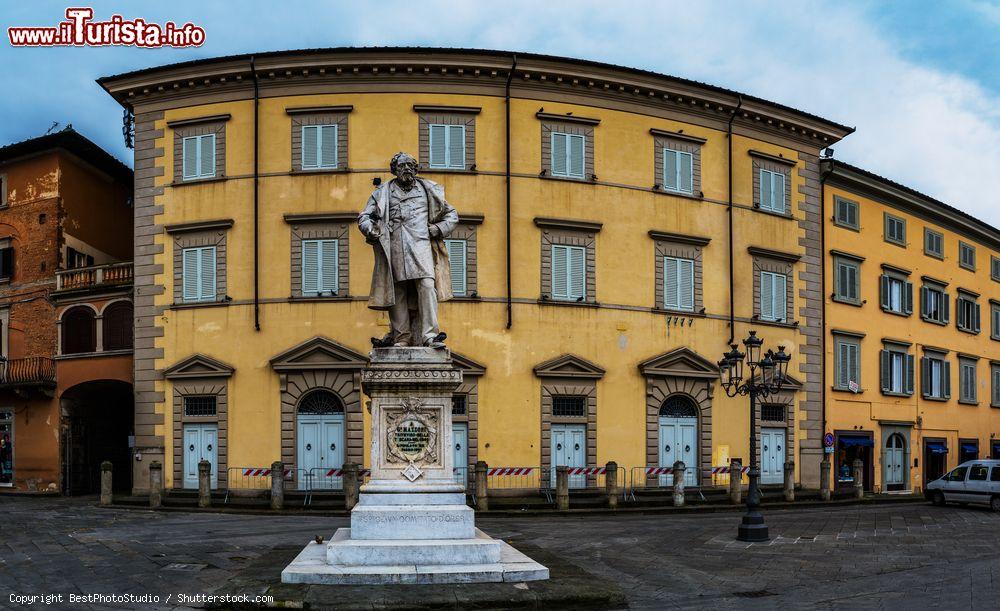 Immagine Uno scorcio di Piazza del Duomo con la statua di Giuseppe Mazzoni a Prato, Toscana- © BestPhotoStudio / Shutterstock.com