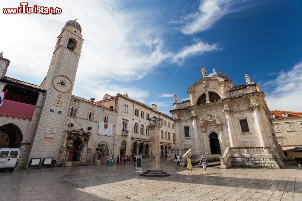 Immagine Uno scorcio di Piazza della Loggia nel cuore di Dubrovnik, Croazia. In quest'immagine la chiesa di San Biagio costruita nel 1715 dal veneziano Marino Groppelli e la Torre Civica del XV° secolo.