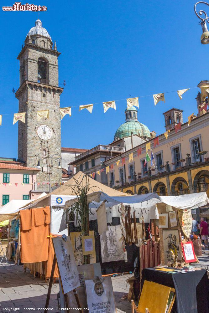 Immagine Uno scorcio di Piazza della Repubblica nel centro di Pontremoli, Massa Carrara, Toscana. Sullo sfondo, il campanile e la cupola verde del duomo di Santa Maria del Popolo - © Lorenza Marzocchi / Shutterstock.com