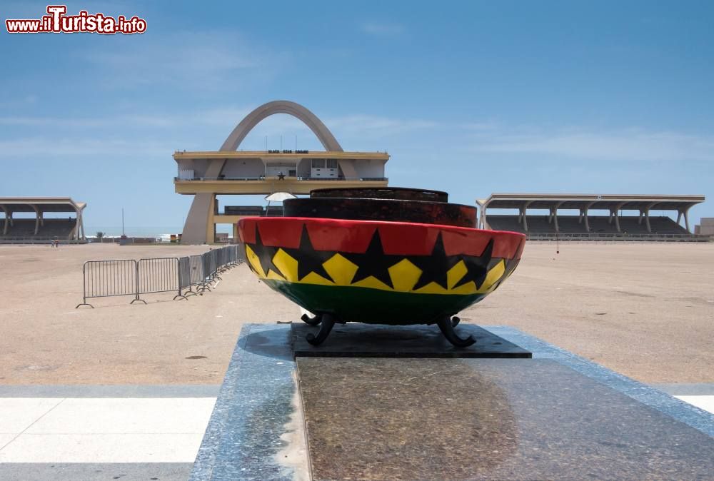 Immagine Uno scorcio di Piazza Indipendenza a Accra, Ghana. Black Star Square, questo il nome originale della piazza, è la seconda più grande al mondo (solo Piazza Tienanmen a Pechino la supera). Finita di costruire nel 1961 ospita ogni anno, il 6 marzo, i festeggiamenti per l'indipendenza del paese.