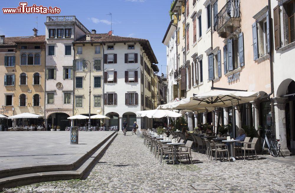 Immagine Uno scorcio di piazza Matteotti, la principale di Udine, Friuli Venezia Giulia. Chiamata "del mercato nuovo" in epoca medievale e in seguito "di San Giacomo" per via dell'omonima chiesa costruita nel 1399, piazza Matteotti è la più antica della città dopo quella della Libertà - © Polina Shestakova / Shutterstock.com