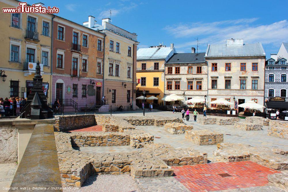 Immagine Uno scorcio di piazza Plac po Farze nel centro storico della città di Lublino, Polonia. Qui si vedono i resti delle fondamenta della chiesa parrocchiale qui eretta nel IX° secolo - © Andrii Zhezhera / Shutterstock.com