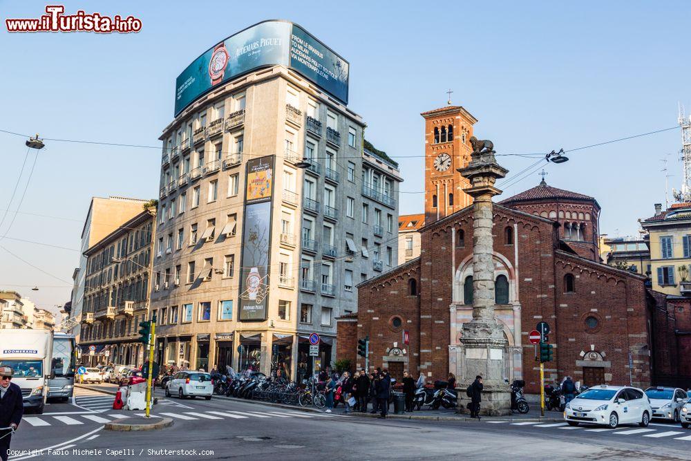 Immagine Uno scorcio di Piazza San Babila nel centro di Milano - © Fabio Michele Capelli / Shutterstock.com