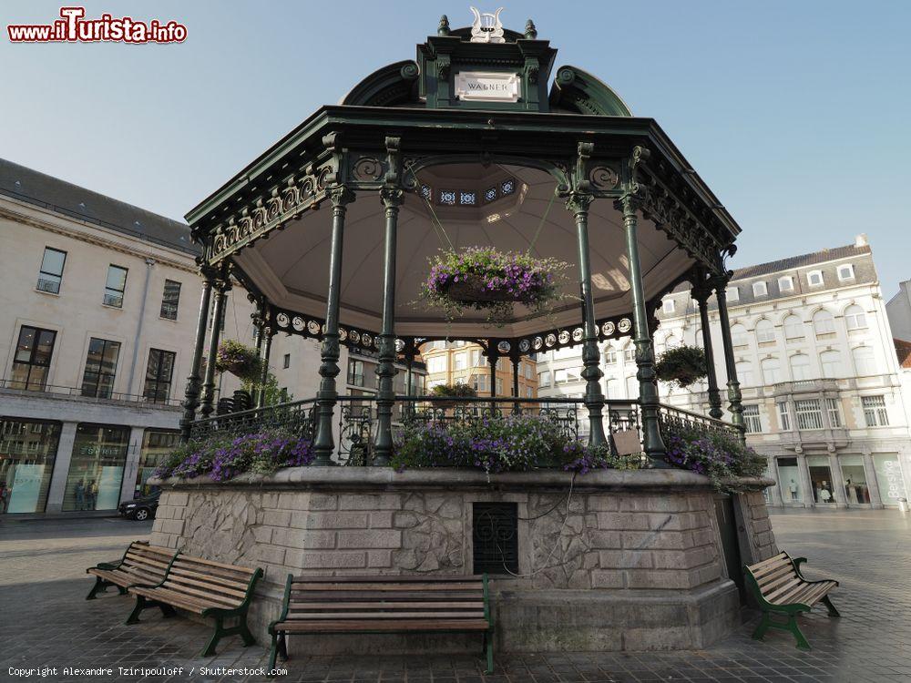 Immagine Uno scorcio di piazza Wapenplein a Ostenda (Belgio) con il chiosco dedicato a Wagner  - © Alexandre Tziripouloff / Shutterstock.com