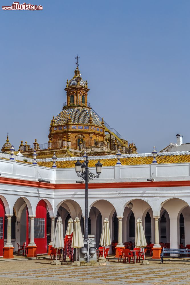 Immagine Uno scorcio di Plaza de Abastos a Carmona (Spagna) con la cupola della chiesa sullo sfondo. L'architetto che la progettò fu Ramon del Toro che rispettò i modelli usati per la costruzione delle principali piazze castigliane.