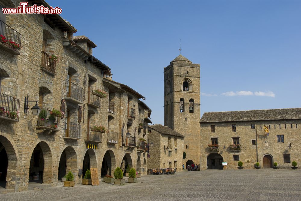 Immagine Uno scorcio di Plaza Mayor a Ainsa, Pirenei, Spagna. Sotto gli archi della piazza ci sono locande e ristoranti tradizionali dove assaporare i piatti tipici di questa regione, fra cui lo stufato di agnello.