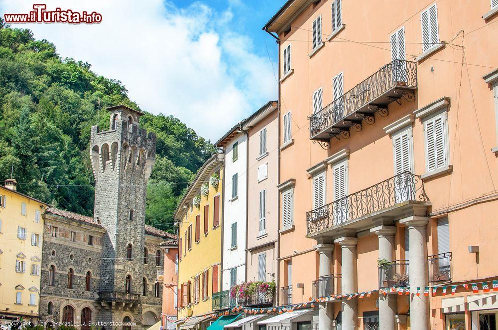 Immagine Uno scorcio di Porretta Terme e il suo Municipio in Emilia Romagna - © Luca Lorenzelli / Shutterstock.com