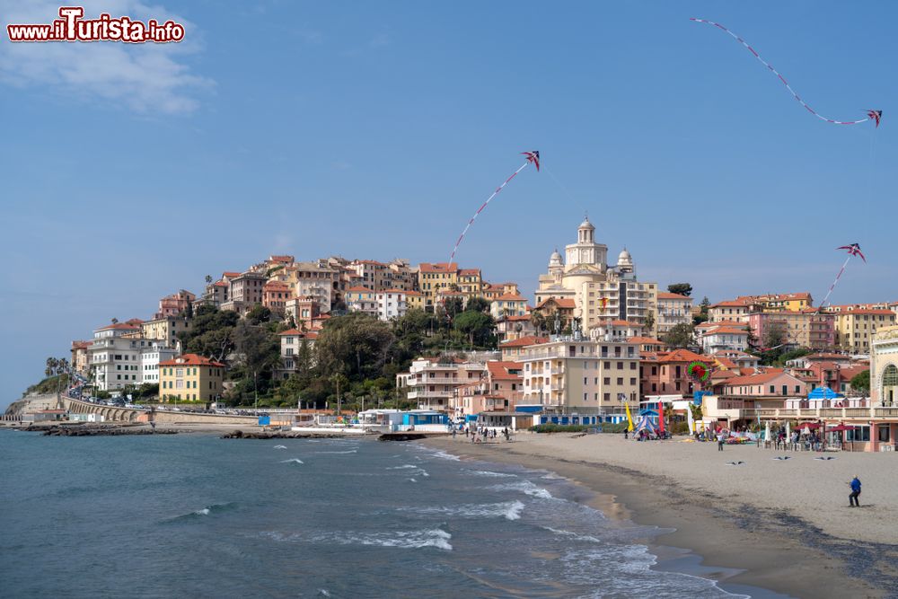 Immagine Uno scorcio di Porto Maurizio, Imperia, con la spiaggia e gli aquiloni (Liguria).