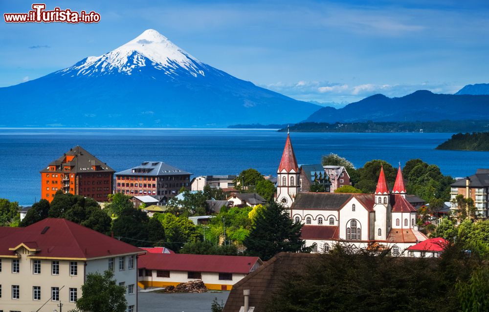 Immagine Uno scorcio di Puerto Varas, Cile, con il vulcano Osorno sullo sfondo. 