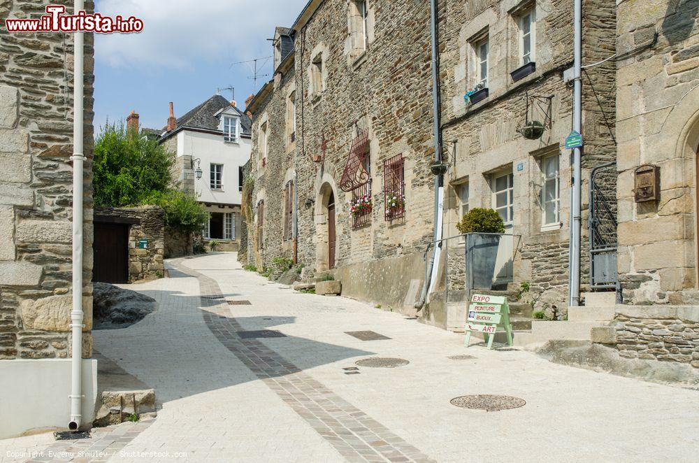 Immagine Uno scorcio di Rue Des Peinters nella città vecchia di Josselin, Francia - © Evgeny Shmulev / Shutterstock.com