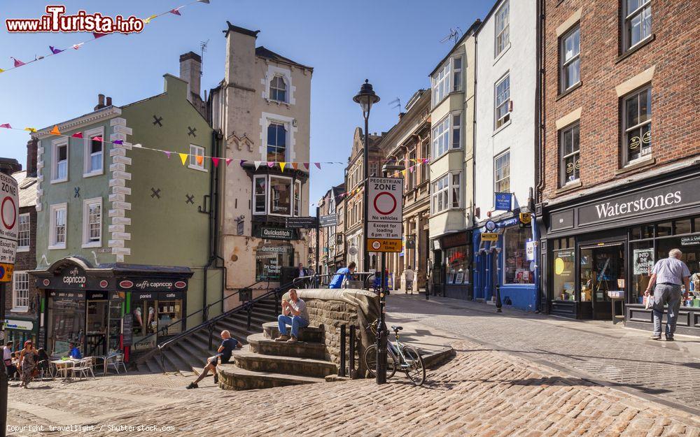 Immagine Uno scorcio di Saddler Street a Durham, Inghilterra, in una mattina di primavera - © travellight / Shutterstock.com