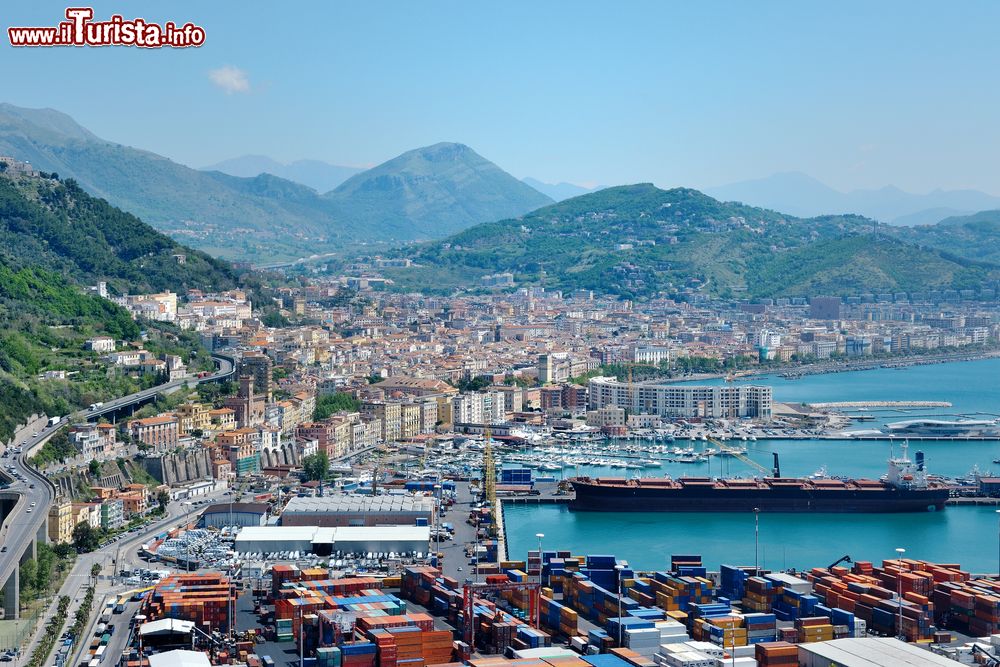Immagine Uno scorcio di Salerno e il suo porto in Campania