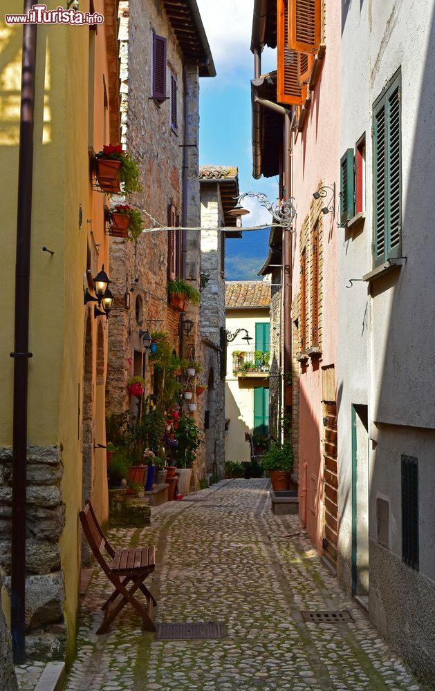 Immagine Uno scorcio di San Gemini, provincia di Terni, Italia. Questo antico borgo dall'atmosfera medievale è immerso nell'incantevole paesaggio umbro.