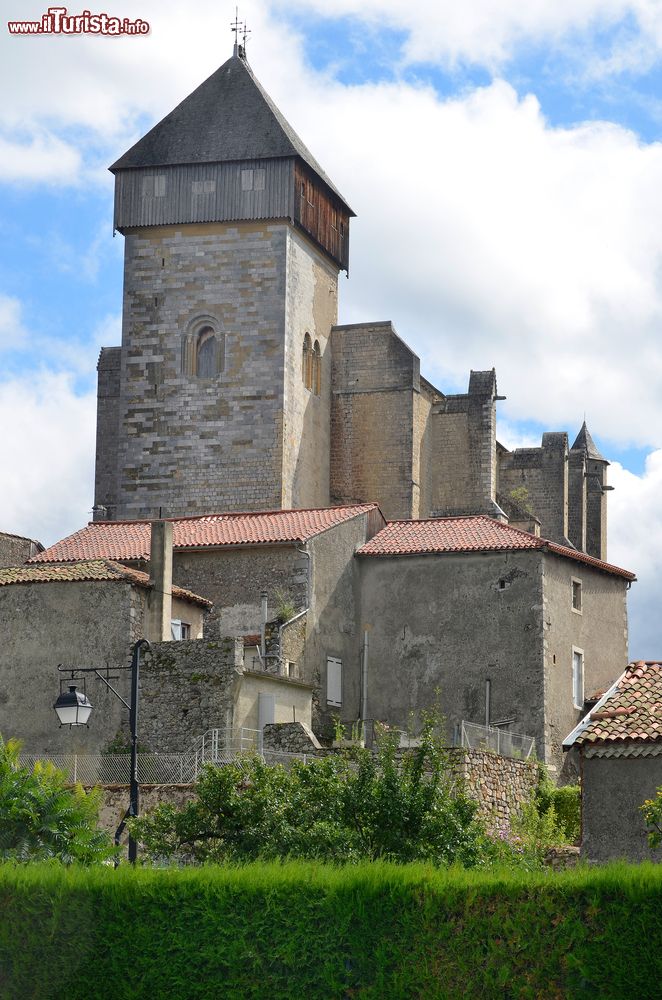 Immagine Uno scorcio di Santa Maria, cattedrale di Saint-Bertrand-de-Comminges (Francia). Costantemente arricchita sino al XVI° secolo di elementi architettonici nuovi, è un vero gioiello di arte sacra.