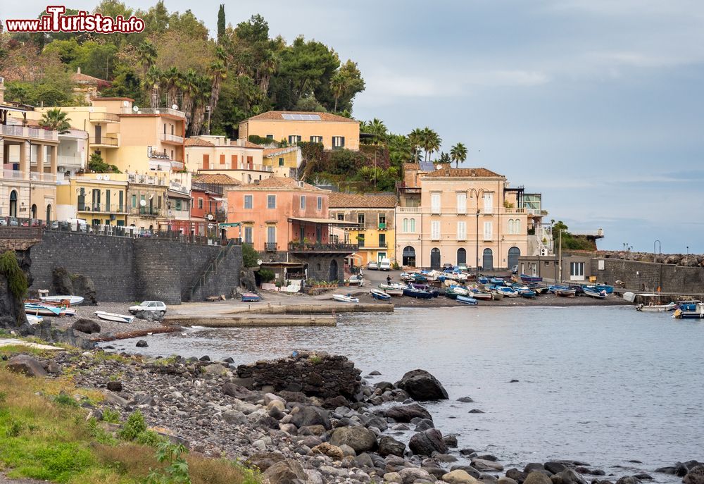 Immagine Uno scorcio di Santa Maria la Scala, Acireale, Sicilia. Questa frazione del Comune di Acireale si trova sulla costa ionica ai piedi della Timpa, una falesia gigantesca. L'attività economica e commerciale è legata alla pesca.