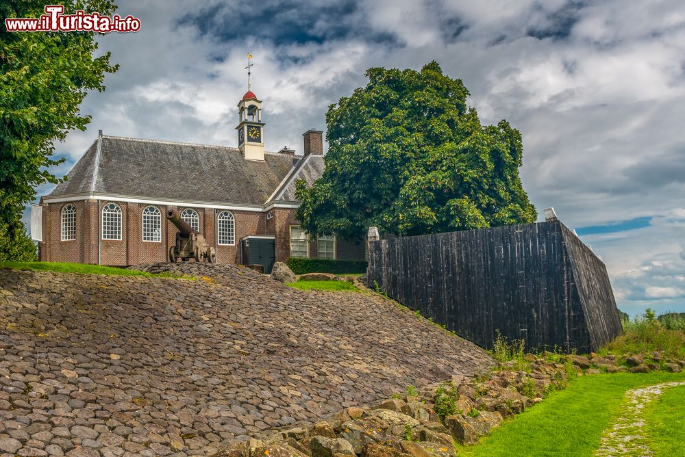 Immagine Uno scorcio di Schokland, provincia di Flevoland, Paesi Bassi. Questa ex isola dello Zuiderzee, è oggi un celebre sito archeologico, primo luogo dei Paesi Bassi ad essere divenuto (1995) patrimonio mondiale dell'Unesco.