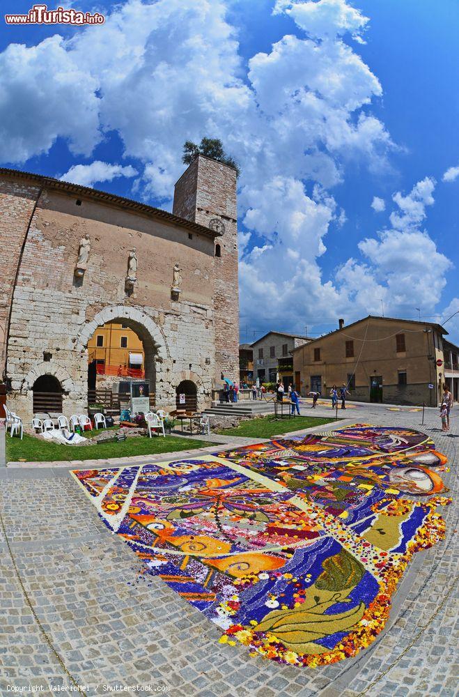 Immagine Uno scorcio di Spello durante la Infiorata del Corpus Domini, quando le strade del borgo dell'umbria si iempiono di coloratissime composizioni floreali - © ValerioMei / Shutterstock.com