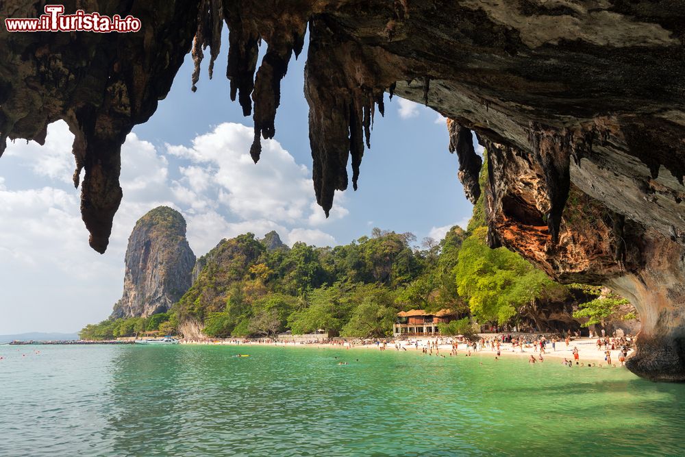 Immagine Uno scorcio di spiaggia vista dall'interno di una grotta a Phra Nang, Thailandia. Siamo nel promontorio della regione di Krabi, nel sud del paese.