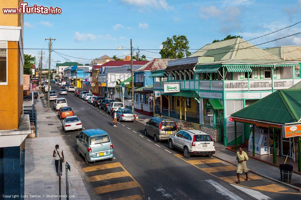 Immagine Uno scorcio di St. Mary Street nel centro di Saint John's, Antigua e Barbuda, Caraibi - © Luis Santos / Shutterstock.com