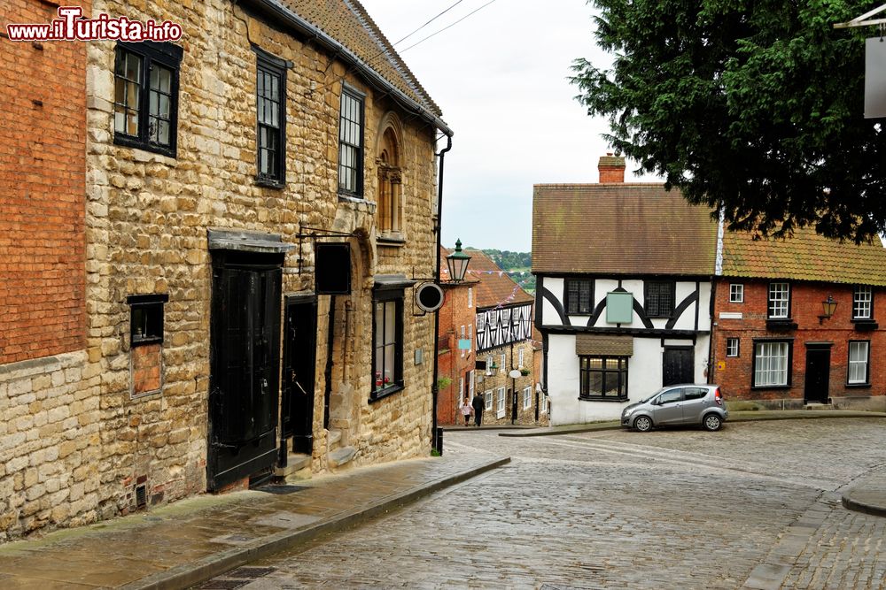 Immagine Uno scorcio di Steep Hill, una strada popolare nel centro storico di Lincoln (Inghilterra). Nel 2011 è stata ribattezzata "Miglior Luogo della Gran Bretagna" dall'Accademia di Urbanistica.