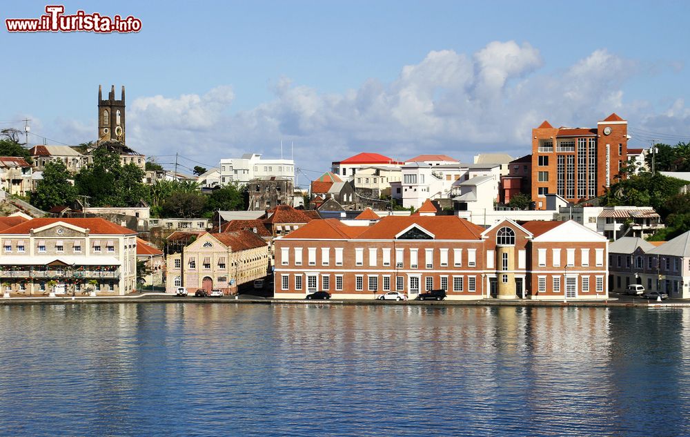Immagine Uno scorcio di St.George's, capitale dello stato insulare di Grenada, America Centrale. La cittadina si affaccia sulla costa meridionale dell'isola.