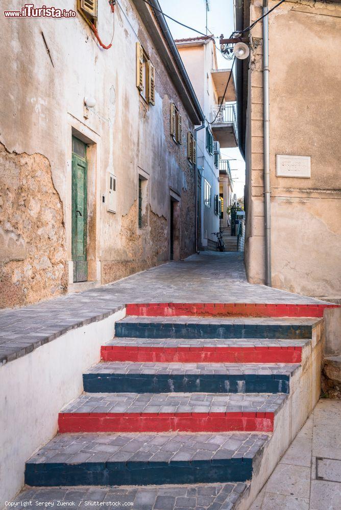 Immagine Uno scorcio di Stolarska Street con i gradini dipinti: siamo nel cuore di Skradin, città della Croazia - © Sergey Zuenok / Shutterstock.com