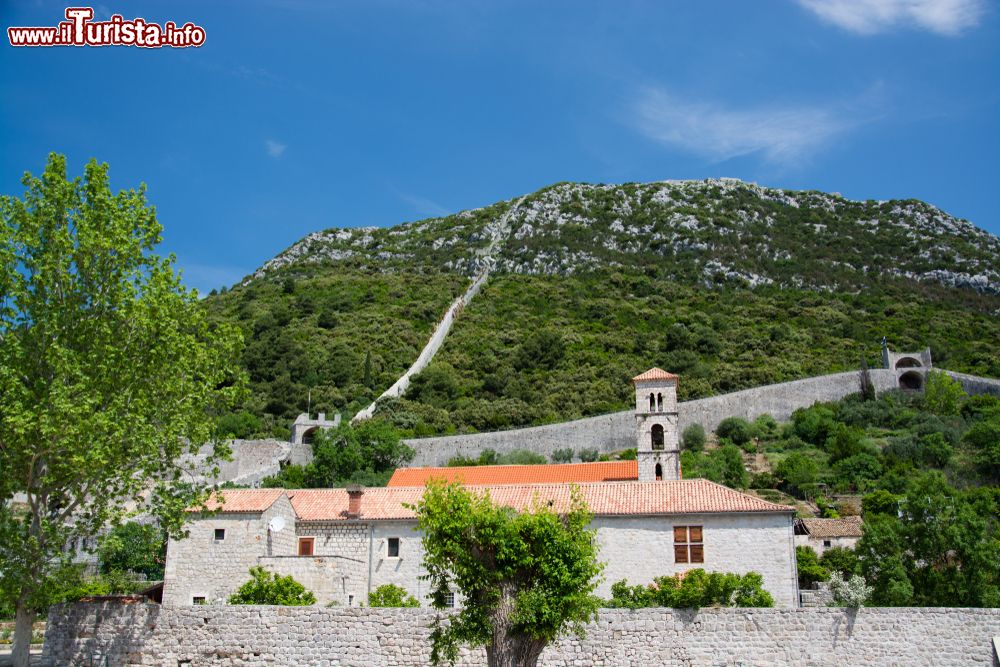 Immagine Uno scorcio di Ston, città della contea di Dubrovnik-Neretva, Croazia. Oltre che per le sue saline, questa località è stata famosa anche per i cantieri navali.