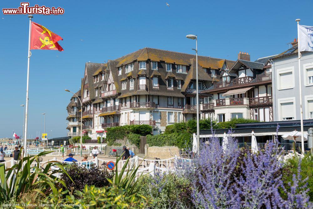 Immagine Uno scorcio di Trouville-sur-Mer, cittadina sulla costa della Normandia - © Valentin Ivantsov / Shutterstock.com