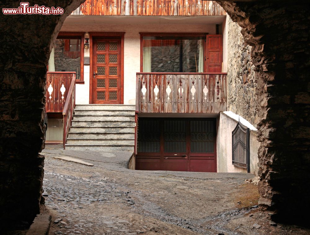Immagine Uno scorcio di un arco nel centro medievale della città, Valtellina