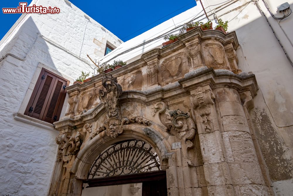 Immagine Uno scorcio di un portale barocco scolpito in pietra nel centro storico di Locorotondo