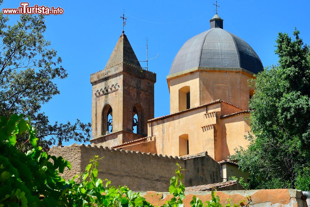 Immagine Uno scorcio di una chiesa nel centro di Laconi in Sardegna