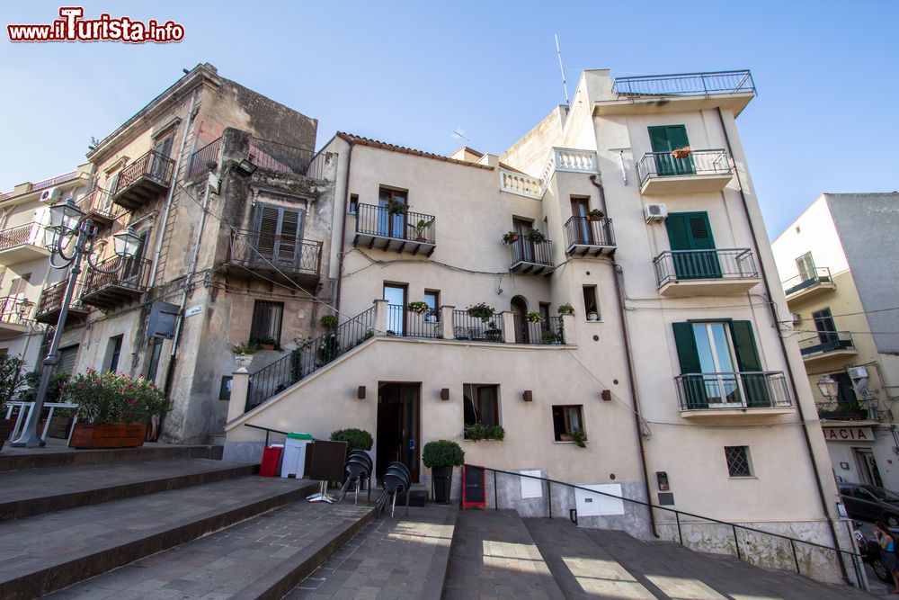 Immagine Uno scorcio di una strada del borgo di Lascari in Sicilia, vicino a Cefalù