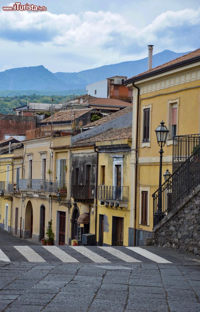 Immagine Uno scorcio di una strada del centro storico di Sant'Alfio sulle pendici dell'Etna, vicino a Catania