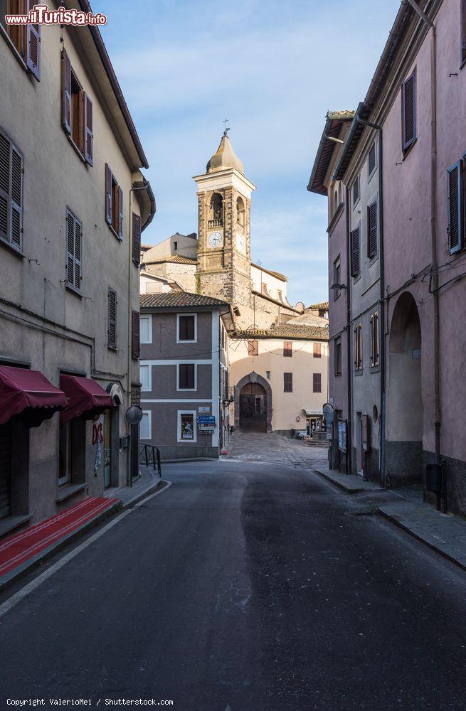 Immagine Uno scorcio di una via centrale di Gradoli nel Lazio, Lago di Bolsena - © ValerioMei / Shutterstock.com