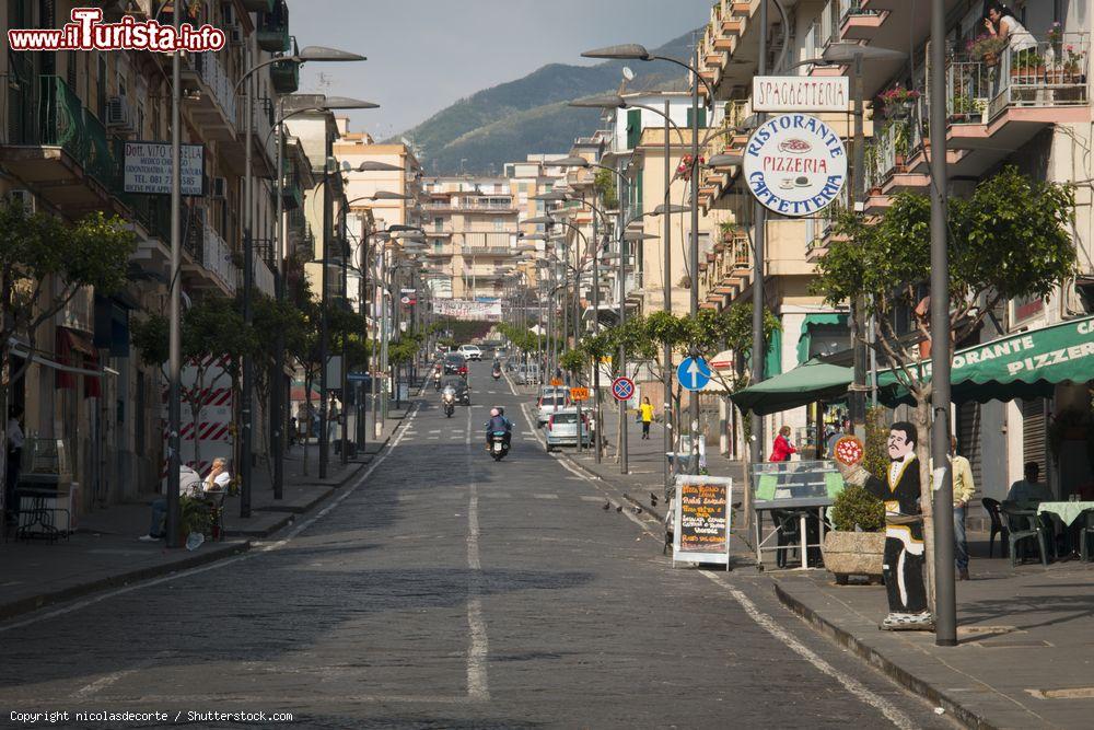 Immagine Uno scorcio di una via del centro di Ercolano in Campania - © nicolasdecorte / Shutterstock.com