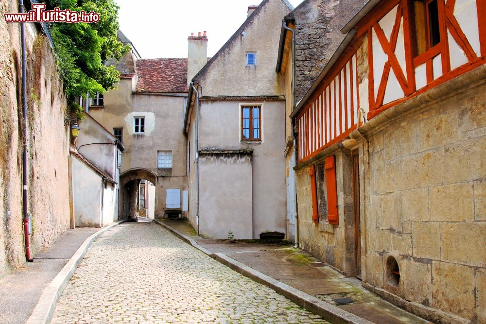 Immagine Uno scorcio di una via lastricata nel borgo di Semur en Auxois, uno dei gilielli della Borgogna in Francia