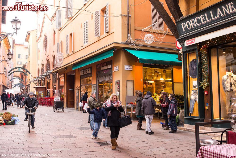 Immagine Uno scorcio di Via Clavature una delle strade delle Corporazioni di Arti e Mestieri a Bologna - © DrimaFilm / Shutterstock.com