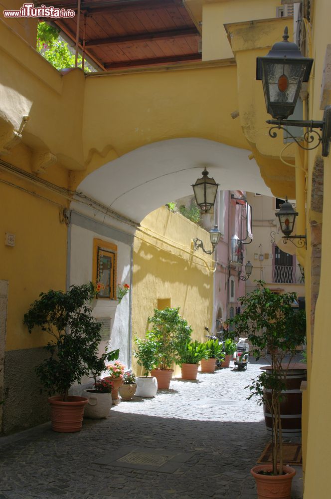 Immagine Uno scorcio di Via del Castello a Formia, provincia di Latina, Lazio.