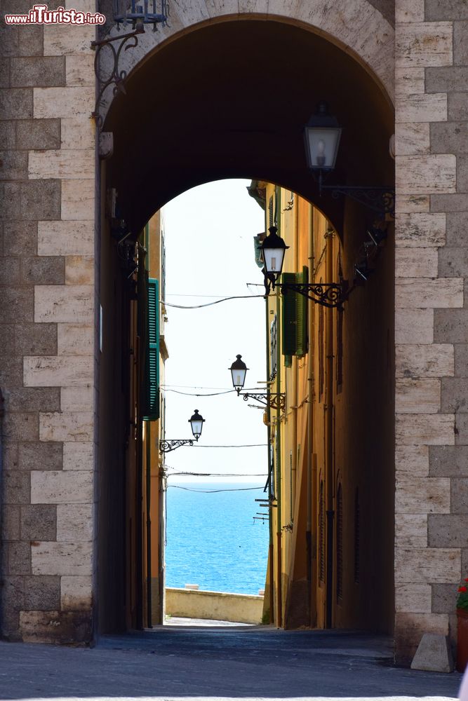 Immagine Uno scorcio di Via della Palma dal Municipio di Piombino, Toscana.