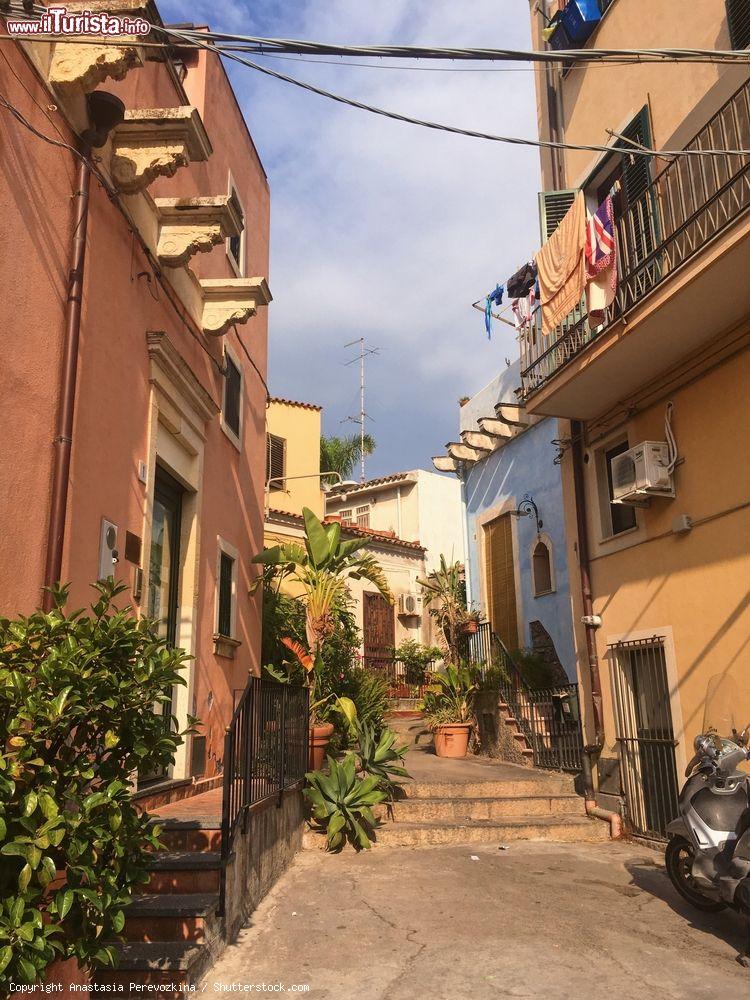 Immagine Uno scorcio di via IV° Novembre a Aci Castello, provincia di Catania, Sicilia, in una giornata nuvolosa - © Anastasia Perevozkina / Shutterstock.com
