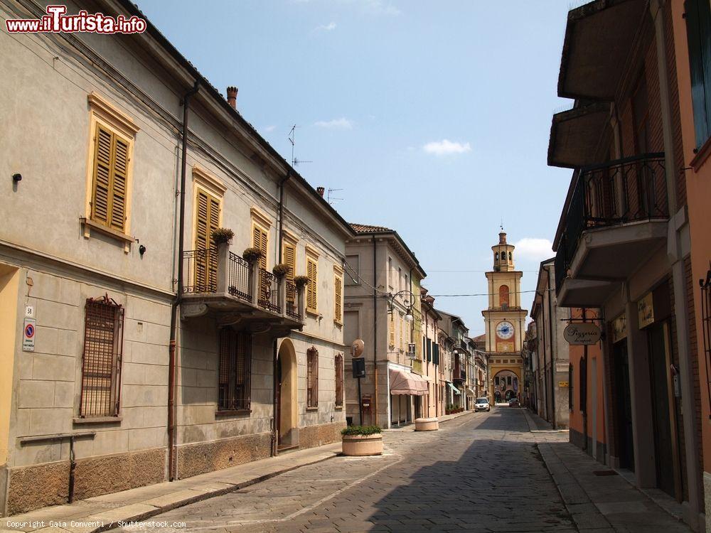 Immagine Uno scorcio di via Vittorio Emanuele nel centro di Gualtieri (Reggio Emilia). Sullo sfondo, la torre civica, uno dei simboli di questa cittadina della bassa reggiana - © Gaia Conventi / Shutterstock.com