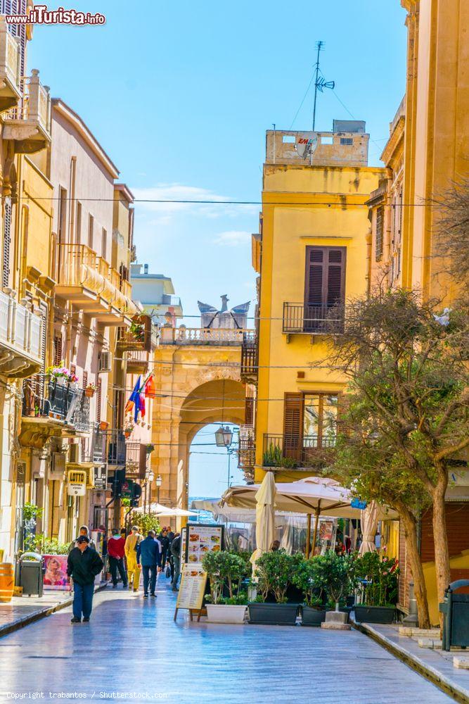 Immagine Uno scorcio di via XI Maggio nella città di Marsala, Sicilia. E' la principale via della città con divieto di accesso alle auto; qui si affacciano negozi e ristoranti - © trabantos / Shutterstock.com