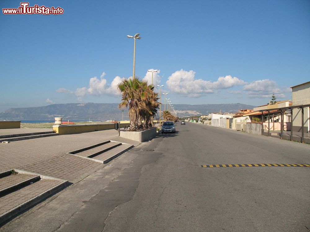 Immagine Uno scorcio di Viale Autonomia, lungomare di San Ferdinando (Calabria).